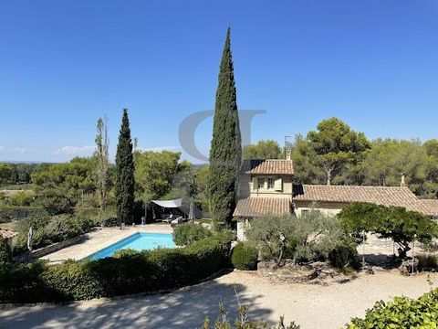 SAINT REMY DE PROVENCE À quelques minutes seulement du centre de Saint-Rémy-de-Provence, cette magnifique propriété en pierres d'environ 280 m², nichée au cœur du massif des Alpilles, vous attend dans un écrin de verdure, à l'abri des regards tout en...