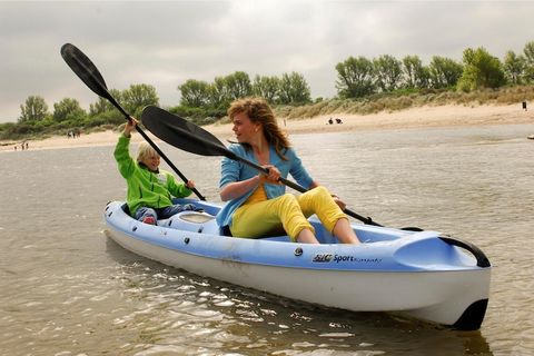 Les bungalows mitoyens se situent près de la plage, du port de plaisance, directement au bord d'un boulevard, où l'on peut marcher. La vue est unique et très variée : sur l'eau, le paysage étendu zélandais, les rives de l'Oosterschelde, la plage et/o...