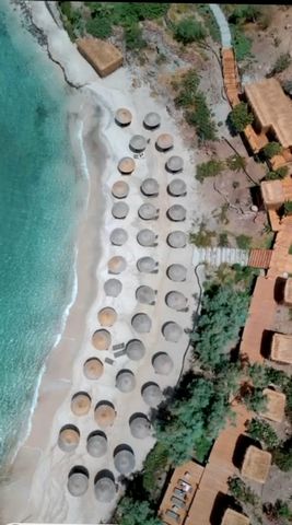 Notre lieu, qui a une plage à la mer à Yalikavak Dirmil, est tout neuf et meublé de manière moderne Sécurité 24h/24 et 7j/7 Plage de sable et jetée Resturant et Café Piscine et jardin détachés Yalikavak Marina à 8 min Appelez-nous pour plus d’informa...