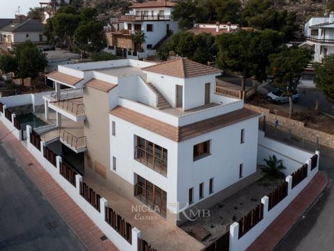 Moderna Villa de 4 Dormitorios con Piscina, Gran Superficie Construida y UbicaciÃ³n Privilegiada en San Juan de los Terreros. Esta excepcional villa moderna, finalizada en 2023, destaca por su impresionante diseÃ±o arquitectÃ³nico distribuido en mÃºl...