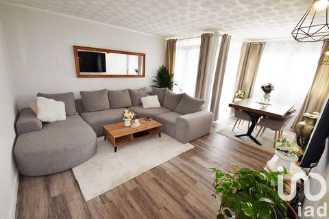 iad France - Anwar Boudghene vous propose: Appartement F5 idéalement situé en face du téléphérique, à proximité immédiate des commerces et écoles. Il se compose d’une entrée, d’un séjour lumineux, de quatre chambres, d’une cuisine séparée refaite à n...