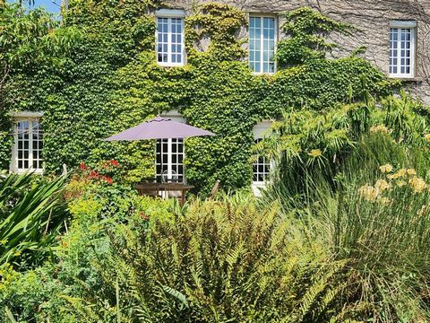 Maison familiale de caractère. 7 pièces, 4 chambres, jardin paysager, garage, atelier, cave.