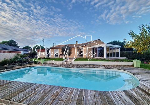 Contemporaine impeccable avec piscine et vue dégagée