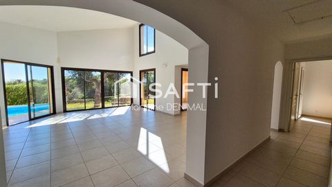 Très belle villa de plein pied, sous-sol total, garage 2 voitures, piscine.