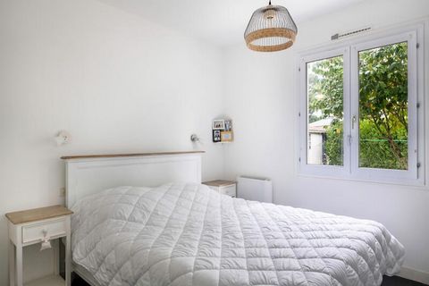 Op een steenworp afstand van de glinsterende oevers van het strand van Pont-Mahé nodigt dit charmante toevluchtsoord aan de kust u uit om te ontspannen en weer contact te maken met uw dierbaren. Met ruimte voor maximaal acht volwassenen en vier kinde...