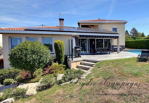 Saint-Galmier, maison d'exception avec vue panoramique et prestations haut de gamme Nichée à Saint-Galmier, village emblématique et recherché de la région stéphanoise, cette propriété d'exception déploie ses volumes et ses prestations sur près de 3 0...