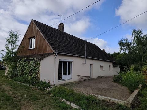 Située à Rouvres-les-Bois (36110), cette maison bénéficie d’un environnement calme et verdoyant, idéal pour profiter de la tranquillité tout en restant proche des commodités essentielles. Elle est édifiée sur une parcelle de 5 840 m² et développe env...