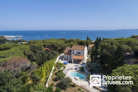 Saint-Maxime - Var Prix : 1 150 000 Euros (Honoraires à la charge du vendeur). A quelques minutes à pied du littoral, découvrez cette propriété lumineuse d'environ 150 m² implantée au coeur d'un terrain verdoyant de 1 474 m². Un cadre rare, pensé pou...