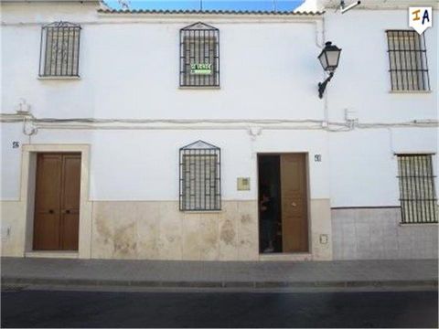 Esta casa adosada de 3 dormitorios está ubicada en el bonito pueblo de Aguadulce, en la provincia de Sevilla en Andalucía, España, cerca de todos los servicios locales, tiendas, bares y restaurantes. En el interior, la propiedad ofrece una amplia sal...