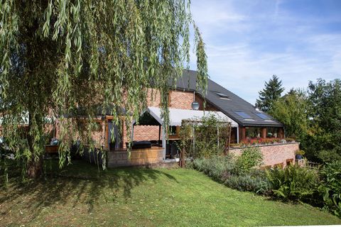 Cette belle maison de vacances est située sur une colline juste à l'extérieur du centre de Barveaux et est assez grande pour plusieurs familles. Une grande terrasse avec salon de jardin et barbecue sont également à votre disposition. Barvaux se situe...