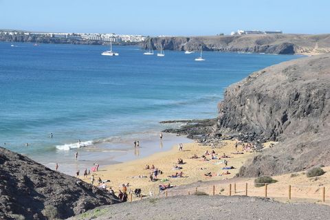 This comfortable holiday home with 2 bedrooms and a shared swimming pool is in Playa Blanca. Playa Blanca is on the island of Lanzarote. Activities along the beach include hiking, sailing, kayaking, golf, horseback riding, jet skis, beach volleyball,...