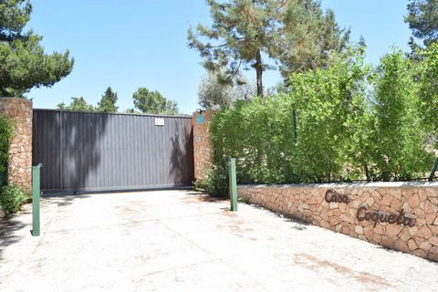 Ta przestronna willa położona jest pomiędzy Ibiza i San Josep, przy wyjeździe w Santa Cova, Cala Jondal.Rustgevende willi w piersiach lokalizacji z bezpiecznym automatyczną bramą. Piękna nieruchomość 7000 m2, z ogrodów i piękne planten. De willi jest...