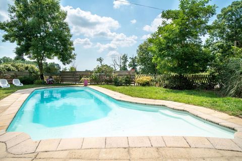 Esta casa de vacaciones en Clessé está rodeada de exuberantes alrededores verdes, es una opción perfecta para una escapada de fin de semana con la familia. Hay una piscina y un jardín bien amueblado a su disposición, prometiendo un hogar lejos de la ...
