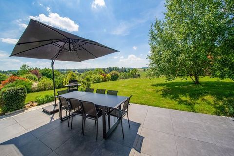 En Hamois, Bélgica, se encuentra esta espaciosa casa de vacaciones para 2 familias o un grupo de amigos. Cuenta con un jardín privado y una terraza privada donde se pueden organizar acogedoras barbacoas. Se encuentra en una región verde a 1,8 km de H...