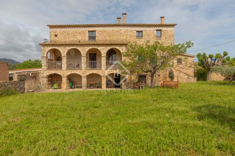 This house is a little gem to be polished, full of history and possibilities. It is located in an ideal area for those who seek the tranquillity of a rural environment without giving up a good connection to two of the most interesting towns in the pr...
