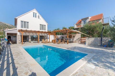 Cette élégante maison de vacances de 2 chambres à coucher est à Donje Polje. Il est idéal pour les familles ou les groupes et peut accueillir 5 personnes. Cette maison dispose d'une piscine privée avec douche de soleil qui offre les vacances reposant...
