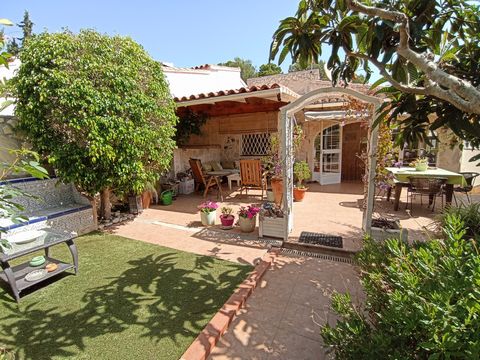 Semi-detached bungalow in Moraira, in the exclusive area of El Portet, walking distance to the beach and services. In a small urbanization of only 9 houses. Quiet area. The bungalow has 2 independent floors. The ground floor consists of: terrace with...