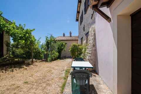Set in Sellano, this is a living/bedroom holiday home for a couple on a romantic getaway. It has a shared swimming pool and a sun terrace with loungers to soak up in the sin and take a refreshing dip. The plateau of Castelluccio di Norcia is one of t...