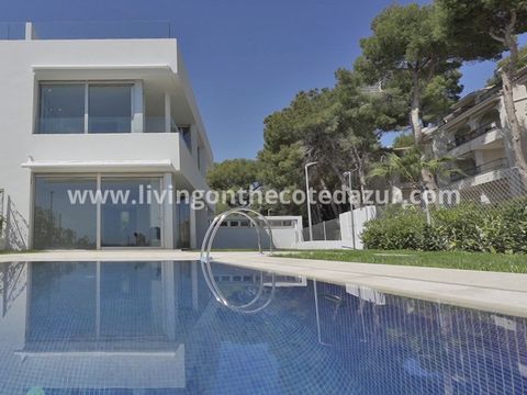 If you are looking to buy an exceptional villa, situated on the beachfront of Alcoceber, this is the only opportunity. This village of Alcoceber is unique in every way and that's why this luxury property belongs here. This villa is part of a large tr...