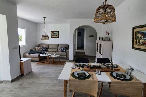 Recently renovated private villa in Altea, on the Costa Blanca, Spain with private pool for 4 persons. Wi-Fi, Comfortable with modern furnishings. The house has an open plan living area with modern kitchen, 2 bedrooms and 1 bathroom. All on one level...