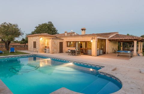 This wonderful and rural villa, with a private swimming pool and a garden, located near Inca, will make 4 guests feel at home. Welcome to this lovely house which disposes of a chlorine 9m x 4.5m and a depth ranging that goes from 1m to 2m. There are ...