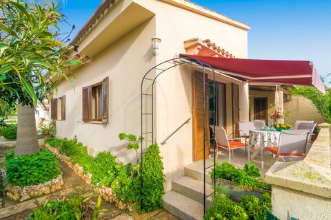 Welcome to this fantastic summer house in sa Ràpita. It offers accommodation for 5 people who love the beach and the rest. Surrounded by trees, plants and greenery, the terrace becomes the perfect scenery to enjoy the soft sea breeze that you will fe...