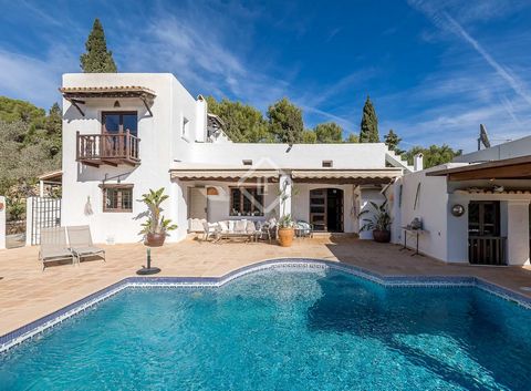 Villa Sol is a very luxurious Ibizan villa that leaves no one indifferent, given its very high ceilings with original juniper beams, its views and its brightness, in a privileged mountain setting. The finca has two entrances, so it can be divided or ...