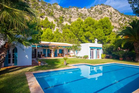 This nice 3 bedroom villa is located in a quiet area and on the coastline of Es Cubells. The house is built on a plot of approx. 1650m2 and with approx. 250m2 constructed area and offers a total of 3 bedrooms with 3 bathrooms. The house was built in ...