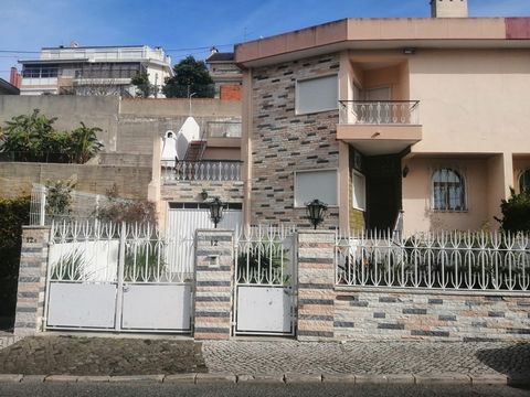 Semi-detached house T4 in the center of Amadora with unobstructed view Property with 365m2 of useful area, used in prime area, with excellent sun exposure in good condition, ready to live Villa with 3 bedrooms and 1 suite with garage with 65m2, cella...