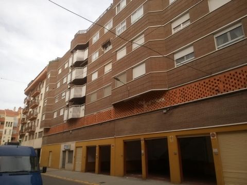 Spacious comfortable apartment on the edge of the center of Almansa This bright apartment has a spacious living room with sliding doors to the balcony very spacious kitchen with separate washing machine room full bathroom 3 bedrooms with fitted wardr...