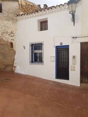 Lovely reformed village house in a quiet street of the village of Teresa de Cofrentes this house has been reformed with eye for the autentic details