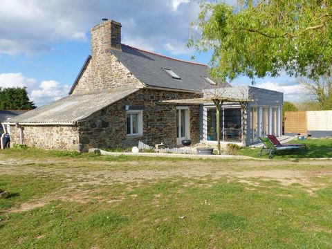Let's discover this beautiful 124 m2 long-stay, completely renovated with taste, set on a spacious 1450 m2 lot It is in this charming Breton village that we discover this beautiful long-term 124 m2, completely renovated with taste, established on a s...
