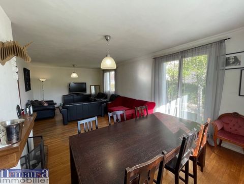 Near Auxerre, come and visit this pleasant renovated house of 7 rooms for about 125 m2 living space on basement and without joint ownership. On the ground floor you will find its entrance overlooking the living room of about 32m2 with its pleasant fi...