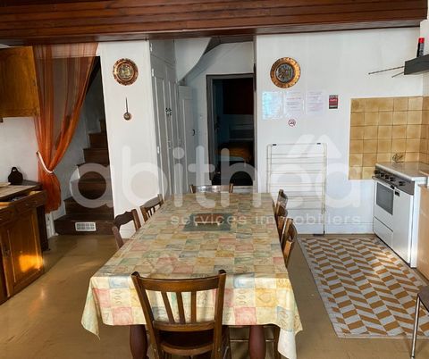 In a hamlet in the town of BRIGUEUIL (16420), 10 minutes from Saint Junien. Come and discover a dwelling house and its barn On the ground floor a separate kitchen, a bedroom, a bathroom and toilet and upstairs a large bedroom. Barn adjoining the hous...