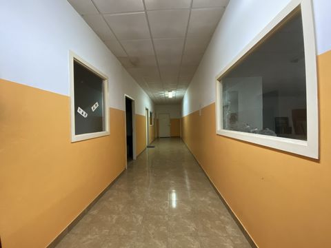 Commercial Space with 388m2 Composed by: Warehouse with storage room and office, with pre-installation of air conditioning and smoke extraction. 7 offices 4 WC (1 adapted for difficulty) Shop with window facing the outside, equipped with air conditio...