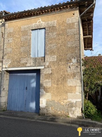 Come and discover this building to rehabilitate and renovate entirely for a house with a total area of 150 m2. Composed in the state of a garage in good condition with on the ground floor 30m2 on the ground then a floor of 34 m2 with a fenêtre. Adjoi...