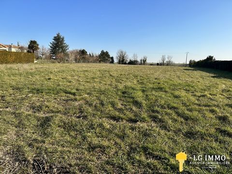 Ludovic GARÉCHÉ, offers you Only at LG IMMO this building plot with a surface of about 2430 m2. Ideally located with all local shops on foot (bakeries, butcher, grocery store, restaurants). The first beaches of Meschers are only 18.9 km away. Urban p...