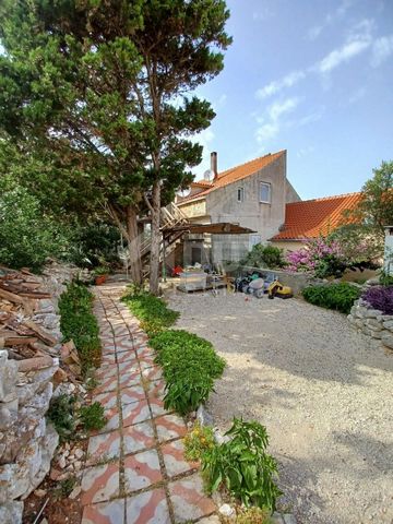 Location: Zadarska županija, Sali, Veli Rat. DUGI OTOK, VELI RAT - Upper floor of a house with a tavern For sale is the upper floor of a house with a separate entrance and its own yard, 150m from the sea. The floor for sale consists of 3 bedrooms, a ...