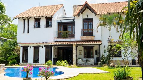 VENTA DE HERMOSA CASA COLONIAL – PANCE – CALI - COLOMBIA Ideal para familias que les gusta construcciones en estilo colonial y rodeadas de naturaleza. La casa se encuentra rodeada de amplia zona verde con jardines y piscina para disfrutar en familia ...