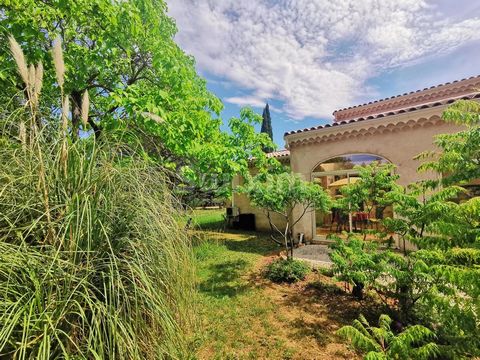 3844LC - Les Arcs-sur-Argens: in a beautiful green setting, beautiful functional house with 4 bedrooms (possibility of 5), including 2 on the ground floor. The property of approximately 185m² on two levels + Veranda of approximately 35m² also benefit...