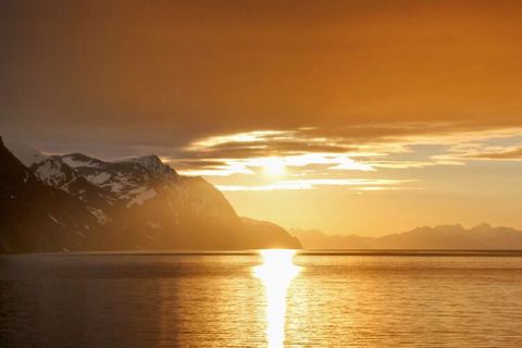 A holiday home with magnificent surroundings by a fjord and the mighty mountains of Lyngsalpene. Here, you can experience Northern Lights during winter. The house, which was built in 1957 and renovated in 2013, is located 120 metres from the fjord. T...
