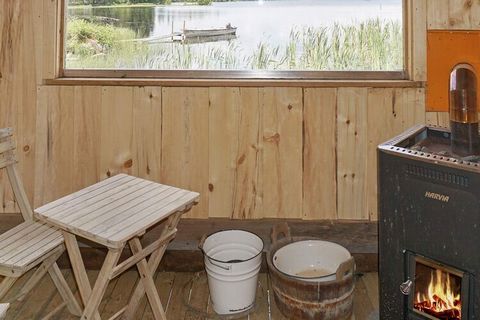 Croft del siglo XVIII completamente renovado y fresco con parcela en el lago donde se incluyen sauna de leña y bote de remos. Aquí realmente puede experimentar el lago de cerca y tiene un cobertizo para botes con una sauna de leña con ventanas donde ...