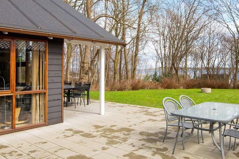 Maison de vacances située dans le pittoresque Løjtland. La maison dispose d'un salon lumineux avec poêle à bois, ce qui crée confort et chaleur les jours les plus frais. La cuisine et les salles de bains disposent du chauffage au sol. Il y a un total...