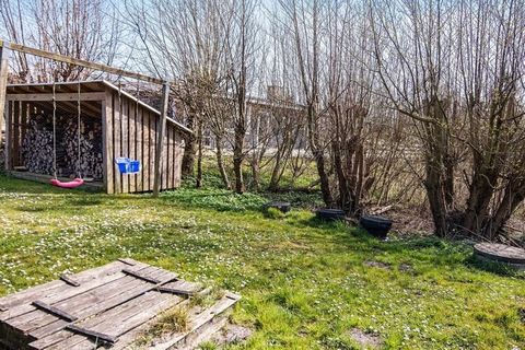 Dans le populaire & quot; Lærkelunden & quot; À Øer se trouve ce chalet avec vue sur la mer. Il y a une salle de bains avec des sols en marbre, du chauffage au sol, une baignoire spa et un sauna. En plus, un WC invité. Il y a 2 chambres, 1 chambre d'...