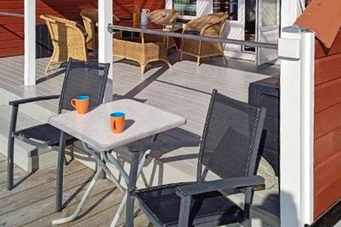Beautiful holiday home in an area with several fisherman's cabins. Final cleaning included in the price. The holiday home/fisherman's cabin is of the highest quality, well-equipped, bright and pleasantly furnished. Combined living room and kitchen. T...
