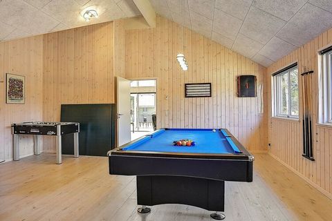 Well-furnished holiday cottage with swimming pool and activities located approx. 500 m from the ocean at Udsholt Strand. The pool section has both a large swimming pool with counter-current system, large built-in prefilled whirlpool and a sauna for 4...