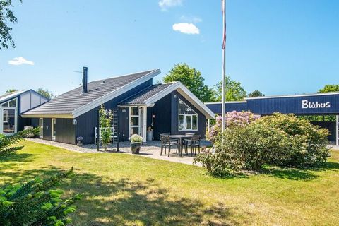 Nur etwa 150 m vom schönen Fjord findet man am Ende eines ruhigen Weges, auf einem schön abgeschirmten, gepflegten Rasengrundstück, dieses modern und hell eingerichtete Ferienhaus mit hohen Decken. Alle Fußböden im Haus sind gefliest, ein Vorteil bei...