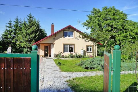 Spacious house with sauna and fireplace, just a few kilometers from the lagoon of Szczecin! Two families of friends will find an ideal holiday home here: children will enjoy spending the night in the large open gallery with four beds and have pajama ...