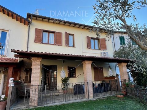 CASTIGLIONE DEL LAGO (PG), Sanfatucchio: Terraced house of approximately 126 sqm with independent entrance arranged on two levels consisting of: * Ground floor: entrance, eat-in kitchen, spacious living room, bathroom with shower, and storage room un...