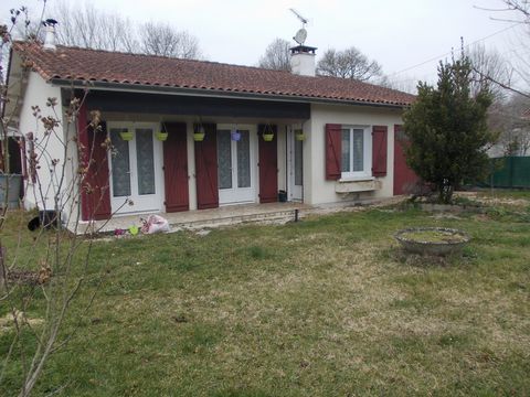 Exclusively Ideal for investor or first acquisition. Property currently rented with end of lease on February 15, 2024. Sector of Chalais, single storey townhouse of 80 m2 to bring up to date close to all amenities that can be done on foot. (bakery, k...